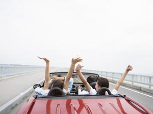 フォークリフトで円筒状のものを運ぶ
